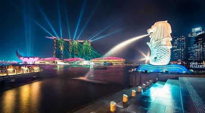सिंगापुर में आपके देखने-समझने के लिए काफी कुछ है. सेंटोसा आइलैंड, यूनिवर्सल स्टूडियो, संग्रहालय, जुरोंग बर्ड पार्क, रेप्टाइल पार्क, जूलॉजिकल गार्डन, साइंस सेंटर, हिन्दू, चीनी व बौद्ध मंदिर, चीनी व जापानी बाग, अरब स्ट्रीट, नाइट लाइफ से लेकर सिंगापुर के फाइन डाइनिंग तक.